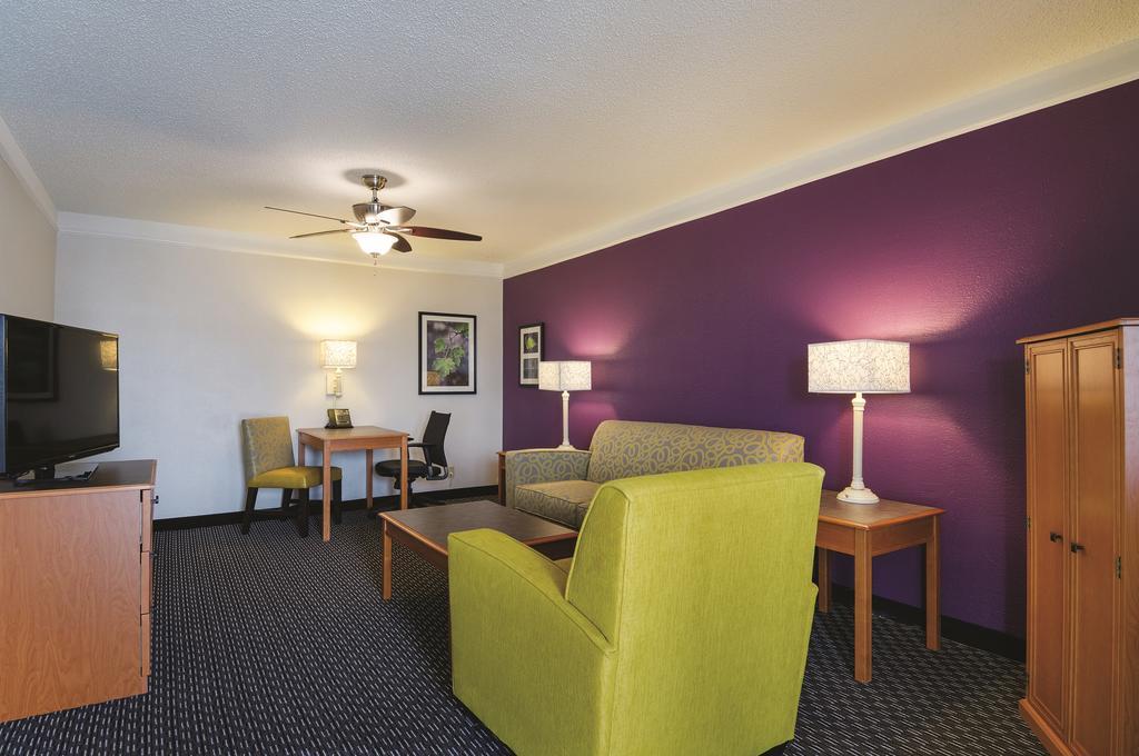 Baymont By Wyndham Greenville Woodruff Rd Exterior photo