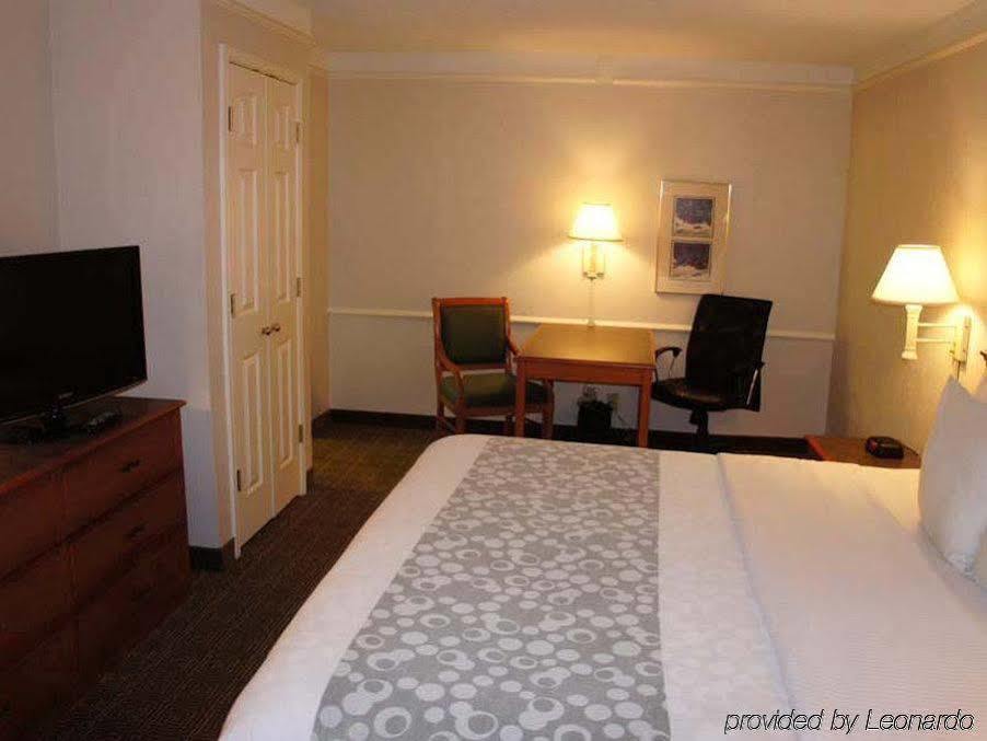 Baymont By Wyndham Greenville Woodruff Rd Exterior photo