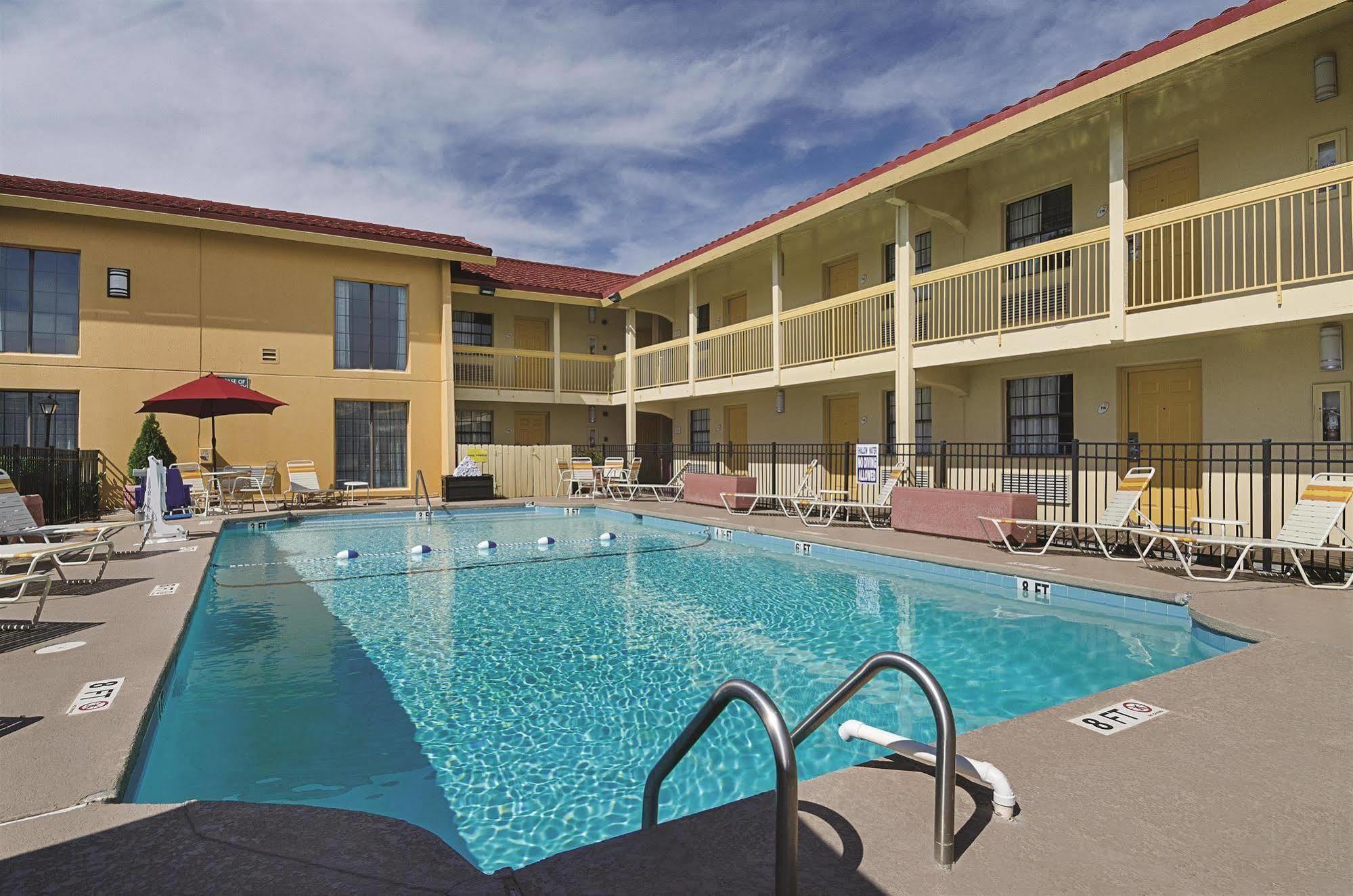 Baymont By Wyndham Greenville Woodruff Rd Exterior photo