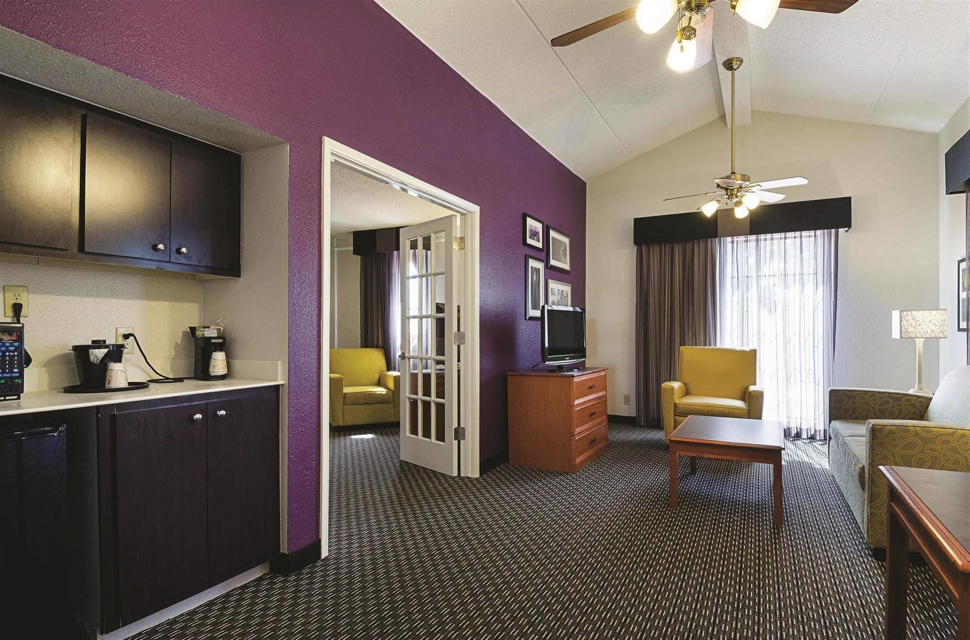 Baymont By Wyndham Greenville Woodruff Rd Exterior photo