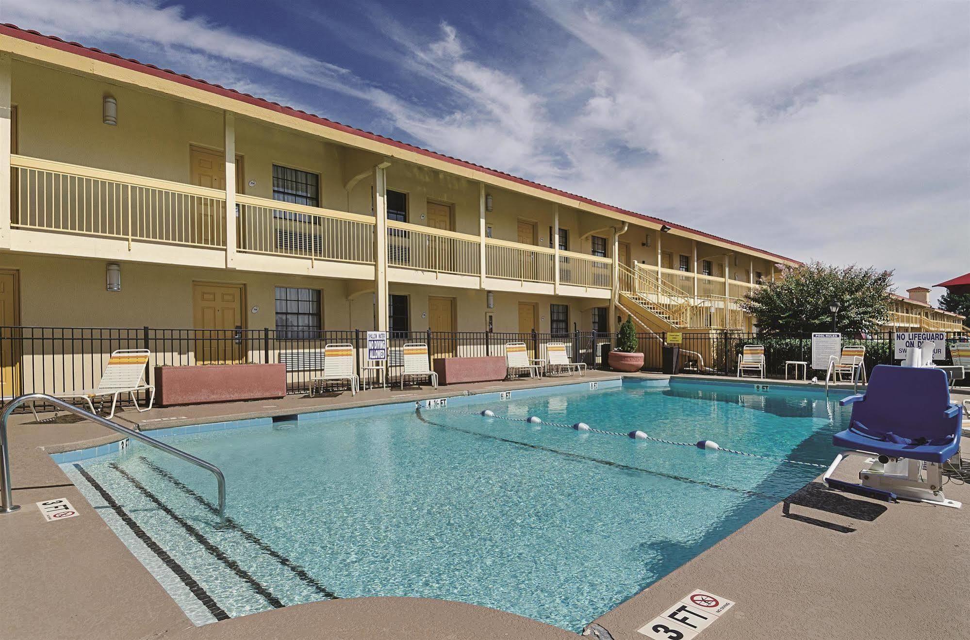 Baymont By Wyndham Greenville Woodruff Rd Exterior photo